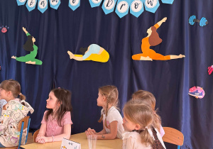 Dzieci słuchają polecenia.