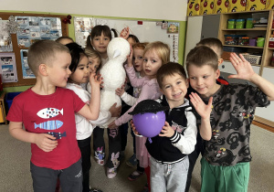 Dzieci prezentują wykonane prace plastyczne.