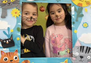 Zdjęcie przedstawiające dzieci w fotoramce.