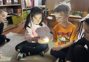 Zdjęcie przedstawiające dzieci podczas zajęć o tematyce kota.