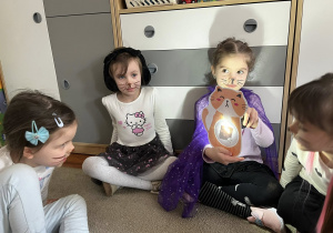 Zdjęcie przedstawiające dzieci podczas zajęć o tematyce kota.