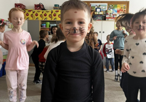 Zdjęcie przedstawiające dzieci podczas zabaw ruchowych w kota i myszki.