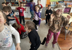Zdjęcie przedstawiające dzieci podczas zabaw ruchowych w kota i myszki.