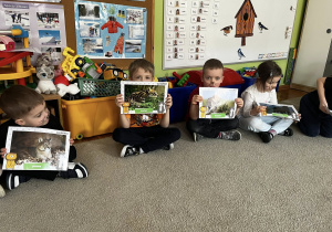 Zdjęcie przedstawiające dzieci podczas zajęć o tematyce kota.