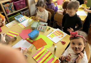 Zdjęcie przedstawiające dzieci podczas pracy plastycznej.