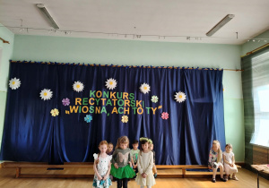 Dziewczynki recytują wiersz.