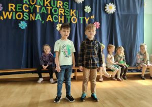 Chłopcy recytują wiersz.