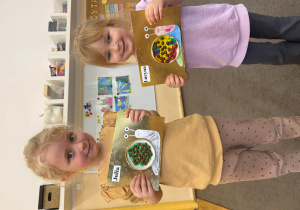 Dziewczyki prezentują prace ślimakowe.