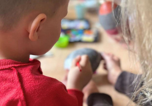 Mama z synem twrzą jajko Wielkancne