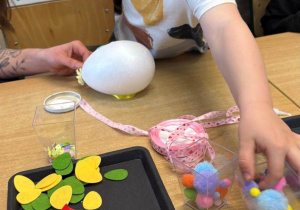 Chlopiec dekoruje jajko