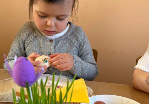Dziewczynka je jajeczko