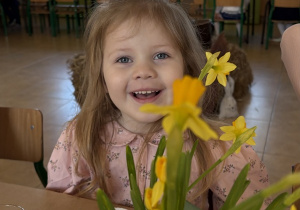 Amelia podczas wielkanocnego śniadania.