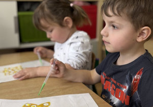 Maciuś pracuje z pipetą.