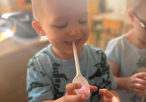 Jaś podczas wyścigu jajek.