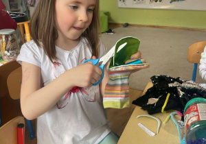 Dziewczynka wycina element do skarpetkowej pacynki