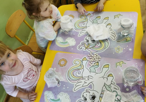 Dzieci siedzą przy stoliku