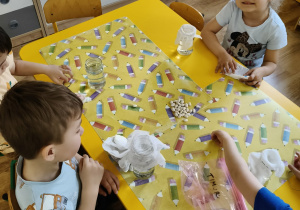 Dzieci siedzą przy stoliku