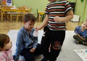 Chłopiec pokazuje obrazek