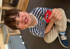 Tomek pokazuje złość.