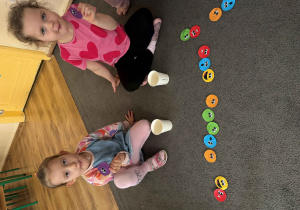 Dziewczynki układają emocje.