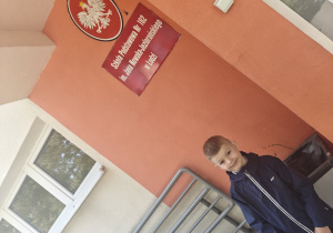 Antoś przed budynkiem Szkoły Podstawowej nr 162 im. Jana Nowaka-Jeziorańskiego w Łodzi, gdzie odbywał się konkurs recytatorski.