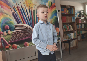 Antoś podczas występu recytatorskiego prezentuje wiersz przed jury i uczestnikami konkursu.