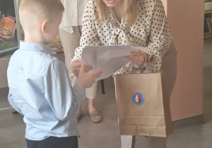 Wręczenie dyplomu i nagrody za zdobycie II miejsca w konkursie recytatorskim.