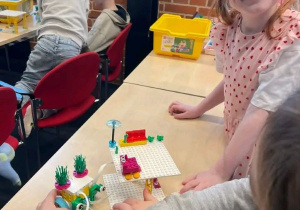 Dzieci prezentują swojego robota