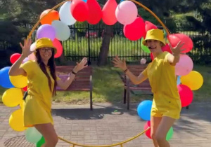 Panie stoją koło balonów.