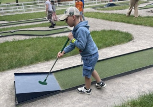 Wojtek gra w minigolfa.