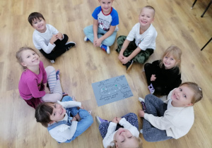 Dzieci siedzą w kole