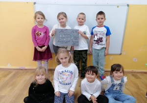 Dzieci są pod tablicą